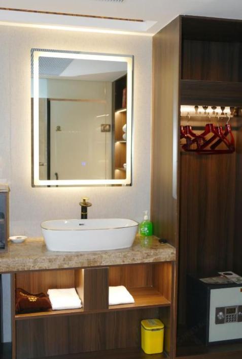 Jinan Yuquan Simpson Hotel Экстерьер фото